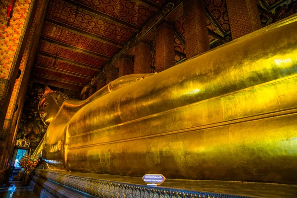 O Buda Reclinando Phra Buddhasaiyas em Wat Pho ou Wat Phra Chettuphon Wimon Mangkhlaram Ratchaworamahawihan, Bangkok, Tailândia, estátua de ouro . — Fotografia de Stock
