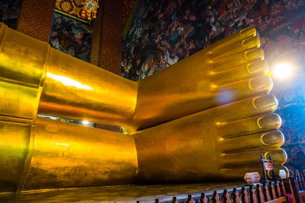 O Buda Reclinando Phra Buddhasaiyas em Wat Pho ou Wat Phra Chettuphon Wimon Mangkhlaram Ratchaworamahawihan, Bangkok, Tailândia, estátua de ouro . — Fotografia de Stock