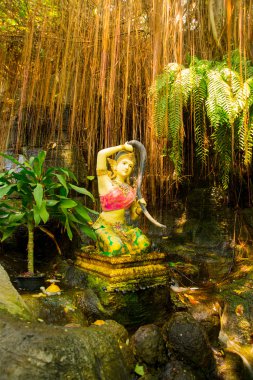 Su ve taş zemin üzerine küçük bir heykel. Tayland. Bangkok.