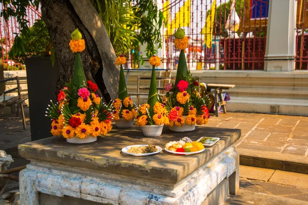 Flores de laranja e oferendas a Buda no templo. Buda. Tailândia. Banguecoque . — Fotografia de Stock