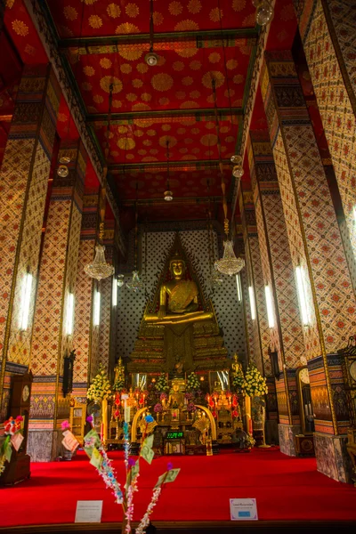 Interior del edificio del templo con una estatua del Buda. Tailandia. Bangkok . —  Fotos de Stock