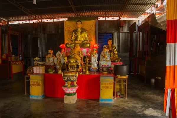 Wunderschönes Interieur des Tempels mit Buddha-Skulpturen. Asien. vietnam.phan thiet. — Stockfoto