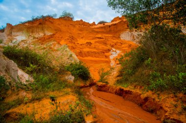 Güzel dağlar ve kumlu dere