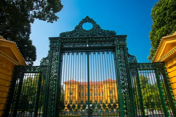 Edificio, oficina del presidente de Vietnam, centro de Ha Noi, por la construcción del arquitecto francés — Foto de Stock