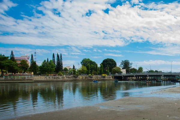 Uitzicht op het water en de reflectie. Phan Thiet.Vietnam — Stockfoto