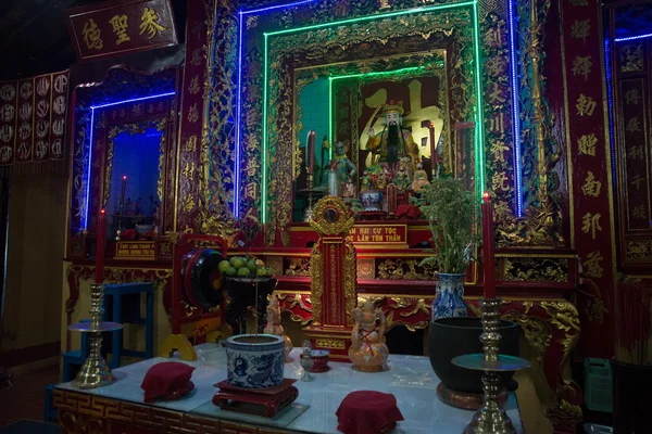 L'intérieur du temple de la baleine. Vietnam. Phan Thiet. Temple Van Thuy Tu — Photo