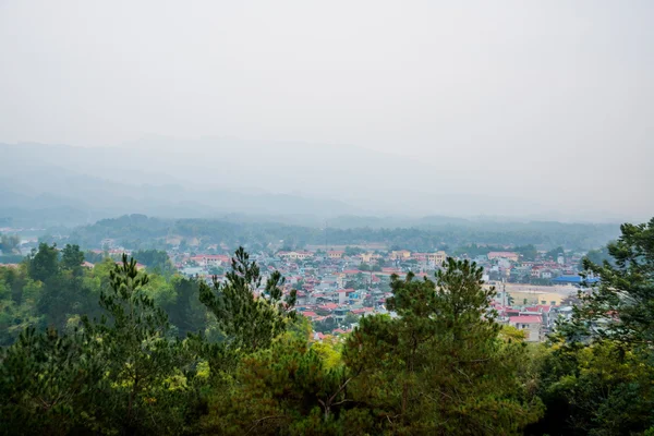 Veduta di una piccola città in Vietnam, Dien bien. Panorama paesaggio — Foto Stock