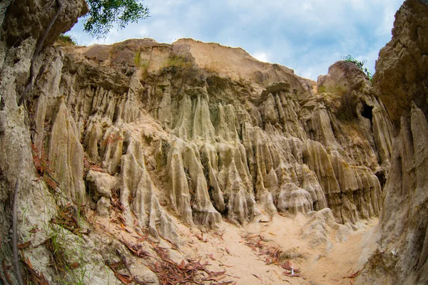 Schöne Berge und sandiger Bach — Stockfoto