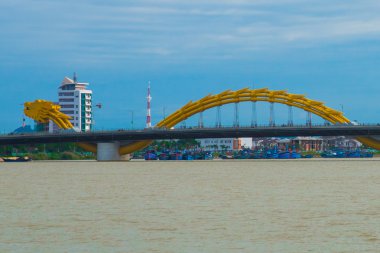 Güzel manzara bir ejderha şeklinde su ve köprü manzaralı. Vietnam.Da Nang