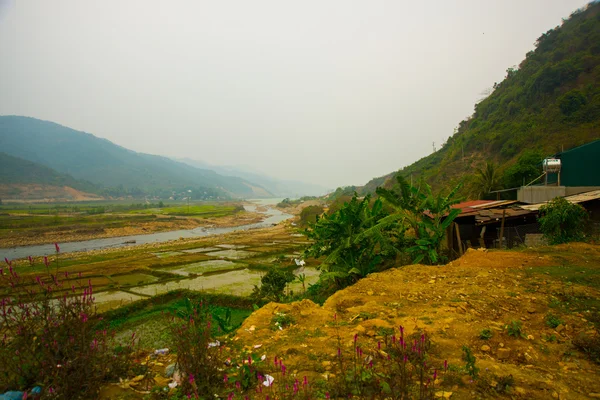 Velmi vysoké hory v Laosu řeka. — Stock fotografie