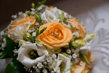 İki güzel altın alyans yalan üzerine çiçekli bir daire.