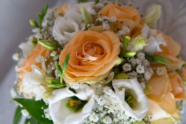 İki güzel altın alyans yalan üzerine çiçekli bir daire.