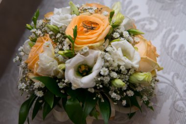 İki güzel altın alyans yalan üzerine çiçekli bir daire.