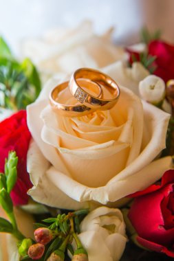 İkisi kırmızı ve beyaz gül gelin buketi Pırlantalı altın yüzük düğün.