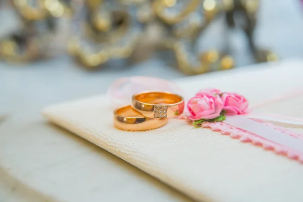Twee bruiloft gouden ringen met diamanten — Stockfoto