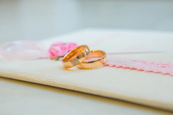 Due anelli in oro nuziale con diamanti — Foto Stock