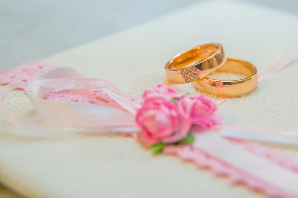 Dvě svatební prsteny s diamanty — Stock fotografie