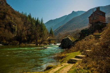 MATKA CANYON, SKOPJE REGION, Kuzey MACEDONIA: Ülkenin en eski yapay gölü olan Matka kanyonu ve Matka Gölü manzarası.