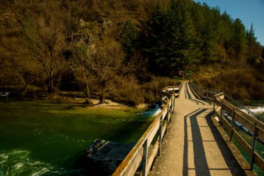 MATKA CANYON, SKOPJE REGION, Kuzey MACEDONIA: Ülkenin en eski yapay gölü olan Matka kanyonu ve Matka Gölü manzarası.