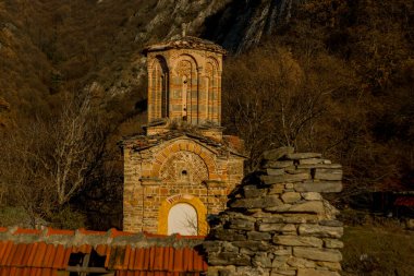 MATKA CANYON, SKOPJE REGION, Kuzey MACEDONIA: Matka Kanyonu topraklarında yer alan eski St. Nicholas manastırı