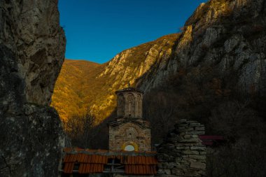 MATKA CANYON, SKOPJE REGION, Kuzey MACEDONIA: Matka Kanyonu topraklarında yer alan eski St. Nicholas manastırı