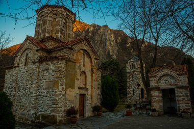 MATKA CANYON, SKOPJE REJON, Kuzey MACEDONIA: Kutsal Bakire Eski Manastırı, Matka Kilisesi