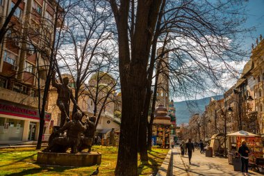 SKOPJE, NORTH MACEDONIA: Azizler Kilisesi Constantine ve Elena. Üsküp 'ün merkezindeki güzel Ortodoks kilisesi.