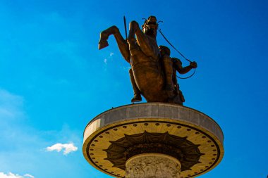ÜSKÜP, NORTH MACEDONIA: At sırtındaki savaşçı, Makedonya 'nın Üsküp kentindeki Büyük İskender heykeli