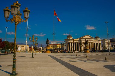 ÜSKÜP, NORTH MACEDONIA: Üsküp, Kuzey Makedonya 'da bina ve heykellerin yer aldığı şehir merkezinde güzel büyük bir meydan