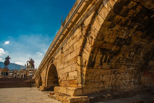 Skopje Macedonia Del Nord Ponte Pietra Antico Monumento Guerriero Alessandro — Foto Stock