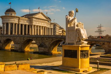 ÜSKÜP, Kuzey MACEDONYA: Üsküp 'te Justinian heykeli yapıyorum. Makedonya 'nın Üsküp kentindeki Bizans İmparatorluğu Büyük İmparatoru Justinian' ın beyaz mermer heykeli.