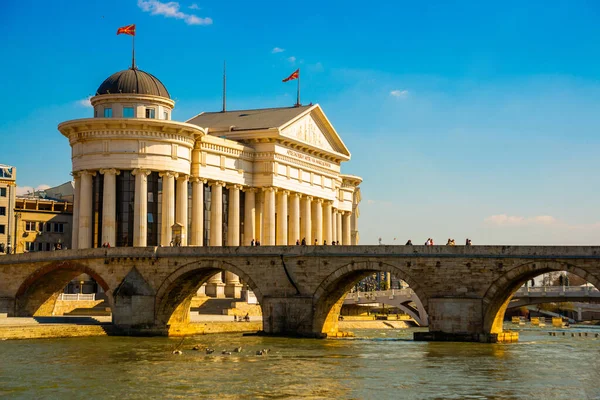 Skopje North Macedonia Ottoman Stone Bridge Buildings Vardar River View — Stock Photo, Image