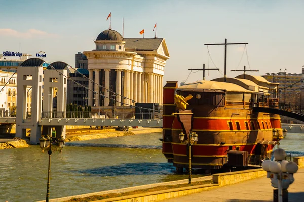 Skopje Nord Macedonia Blick Auf Das Flussufer Brücken Schiffe Und — Stockfoto