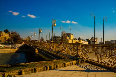 ÜSKÜP, NORTH MACEDONIA: Üsküp, Kuzey Makedonya 'nın merkezindeki Kale Kalesi' nin Gotse Delchev köprüsünden görüntü.