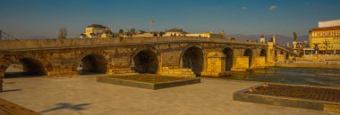 ÜSKÜP, NORTH MACEDONIA: Üsküp, Kuzey Makedonya 'nın merkezindeki setten Vardar nehri ve Taş Köprü manzarası.