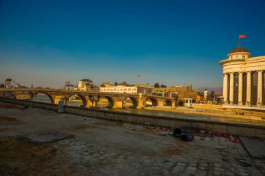 ÜSKÜP, NORTH MACEDONIA: Üsküp, Kuzey Makedonya 'nın merkezindeki setten Vardar nehri ve Taş Köprü manzarası.