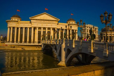 ÜSKÜP, NORTH MACEDONIA: Makedonya 'daki Arkeoloji Müzesi ve Medeniyetler Köprüsü Üsküp' teki Vardar Nehri üzerinde