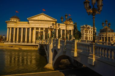 ÜSKÜP, NORTH MACEDONIA: Makedonya 'daki Arkeoloji Müzesi ve Medeniyetler Köprüsü Üsküp' teki Vardar Nehri üzerinde