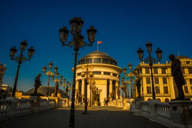 ÜSKÜP, NORTH MACEDONIA: Makedonya 'daki Arkeoloji Müzesi ve Medeniyetler Köprüsü Üsküp' teki Vardar Nehri üzerinde