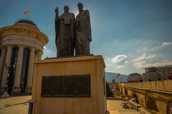 Σκοπια Βορεια Μακεδονια Άγαλμα Του Κύριλλου Και Του Μεθοδίου Δίπλα — Φωτογραφία Αρχείου