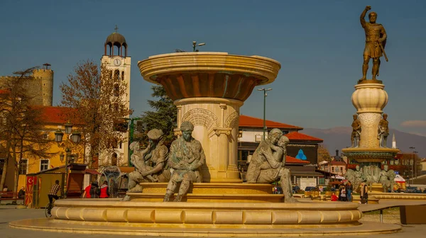 Skopje North Macedonia Historiska Skulptur Monument Kvinnlig Form Och Staty — Stockfoto