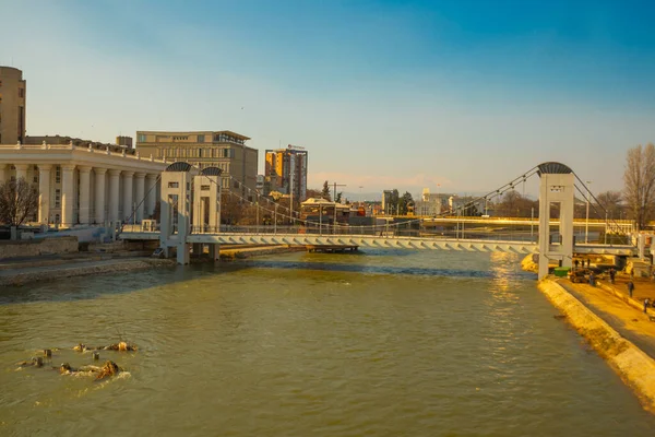 Skopje Nord Macedonia Blick Auf Das Ufer Des Flusses Vardar — Stockfoto