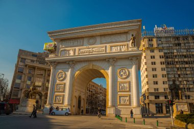 ÜSKÜP, Kuzey MACEDONIA: Üsküp 'ün ana caddesinde Makedonya' nın zafer kapısı.