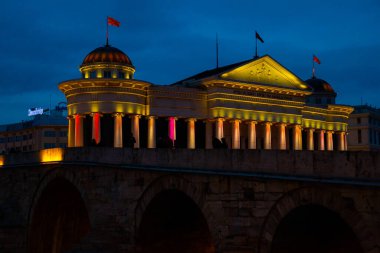 ÜSKÜP, NORTH MACEDONIA: Üsküp şehir merkezindeki Taş Köprü ve Arkeoloji Müzesi manzaralı gece manzarası
