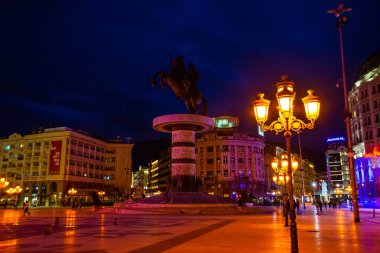 ÜSKÜP, NORTH MACEDONIA: At sırtındaki savaşçı, Makedonya 'nın Üsküp kentindeki Büyük İskender heykeli