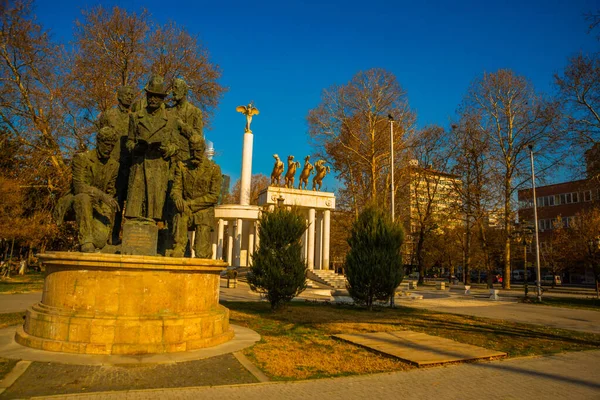 Skopje Norte Macedonia Mulher Deusa Asas Douradas Segurando Grinalda Quatro — Fotografia de Stock