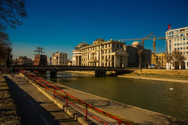Skopje Nord Macedonia Blick Auf Das Flussufer Brücken Schiffe Und — Stockfoto