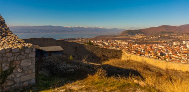 OHRID, NORTH MACEDONIA: Kuzey Makedonya 'daki UNESCO Dünya Mirasları Bölgesi olan Ohri Gölü üzerindeki Kral Samuel' in kale duvarlarının üst görüntüsü