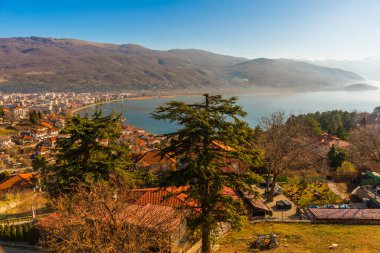 OHRID, NORTH MACEDONIA: Kuzey Makedonya 'daki UNESCO Dünya Mirasları Bölgesi olan Ohri Gölü üzerindeki Kral Samuel' in kale duvarlarının üst görüntüsü