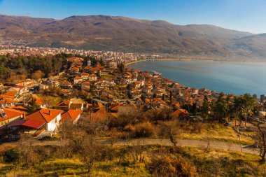 OHRID, NORTH MACEDONIA: Kuzey Makedonya 'daki UNESCO Dünya Mirasları Bölgesi olan Ohri Gölü ve Ohri Gölü üzerindeki Eski Samuel Kalesi veya Samuel' in Kalesi 'nin en üst manzarası